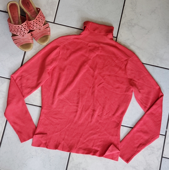 LN, City Silk stretch side slit turtle neck. - Picture 7 of 8